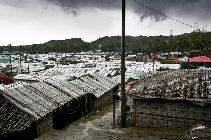 在羅興亞難民營錄得首個新冠肺炎確診個案後，不久就迎來超級颶風，「安攀」最強時速達每小時265公里，破壞力極大，營內多處受到破壞。（攝影︰Fabeha Monir / Oxfam）